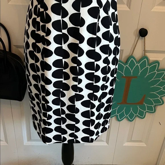 Stylish Ann Taylor Black and White Patterned Dress Size 4 - Picture 4 of 12